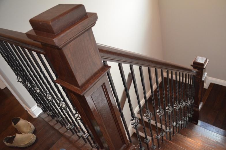 Стильный дизайн: большая п-образная деревянная лестница в классическом стиле с деревянными ступенями и деревянными перилами - последний тренд