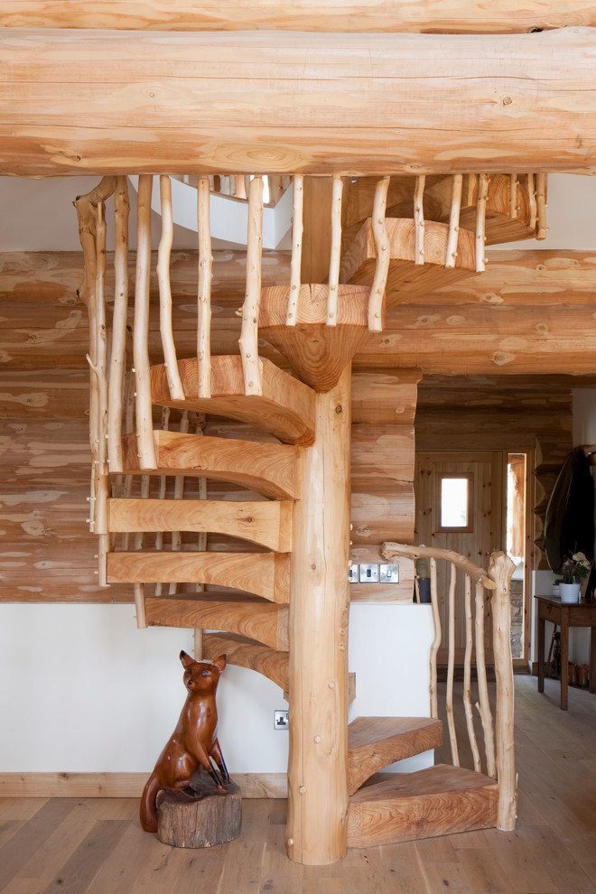 Modelo de escalera de caracol rústica sin contrahuella con escalones de madera
