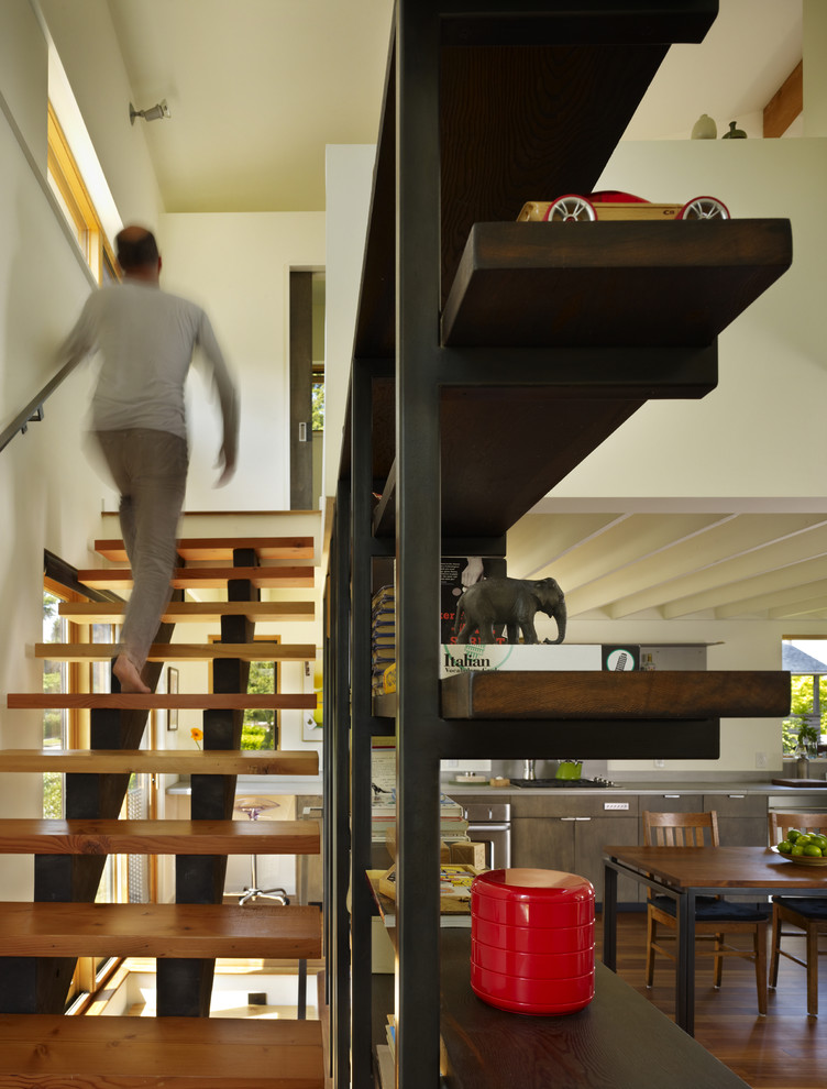 Стильный дизайн: прямая лестница среднего размера в стиле модернизм с деревянными ступенями без подступенок - последний тренд