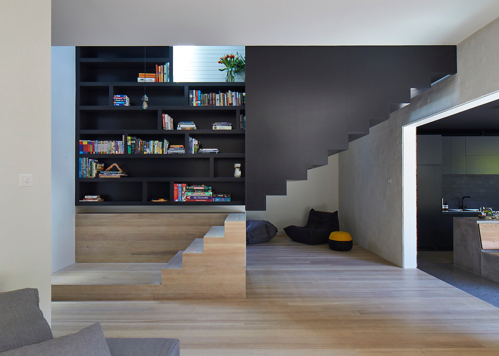 Cette image montre un escalier droit design avec des marches en bois et des contremarches en bois.