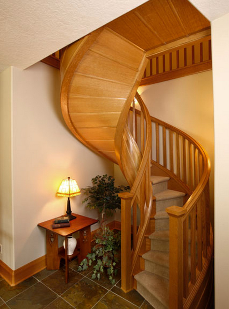 Große Klassische Wendeltreppe mit Teppich-Treppenstufen und Holz-Setzstufen in Portland