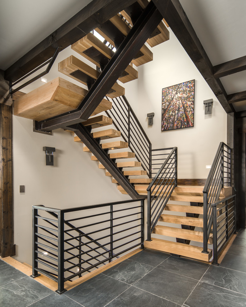 Стильный дизайн: лестница на больцах в стиле рустика с деревянными ступенями и перилами из тросов без подступенок - последний тренд