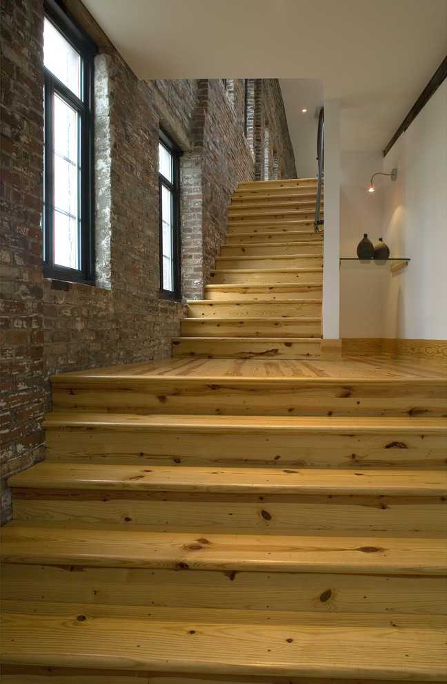 Пример оригинального дизайна: прямая деревянная лестница в стиле модернизм с деревянными ступенями