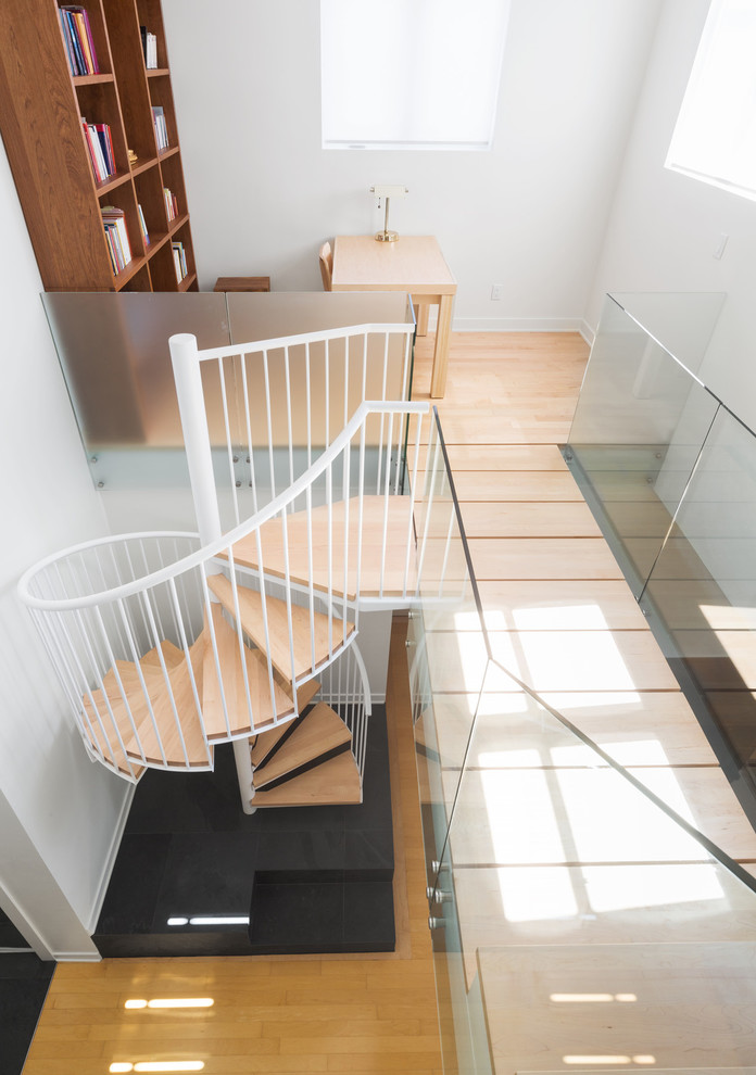 Стильный дизайн: маленькая винтовая металлическая лестница в современном стиле с деревянными ступенями и металлическими перилами для на участке и в саду - последний тренд