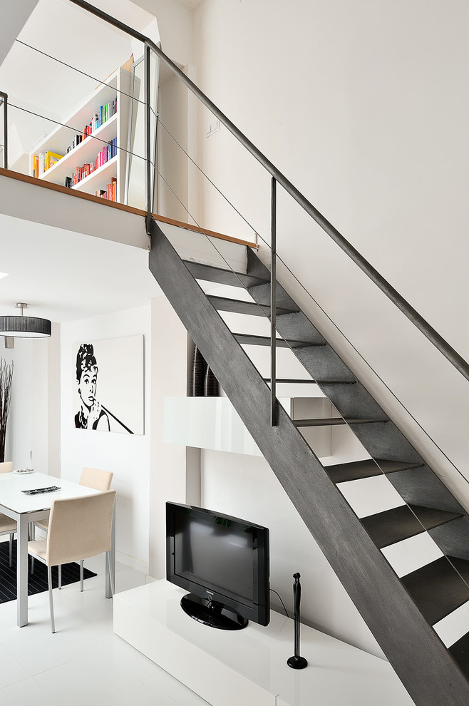 Стильный дизайн: прямая лестница среднего размера в современном стиле с металлическими ступенями без подступенок - последний тренд