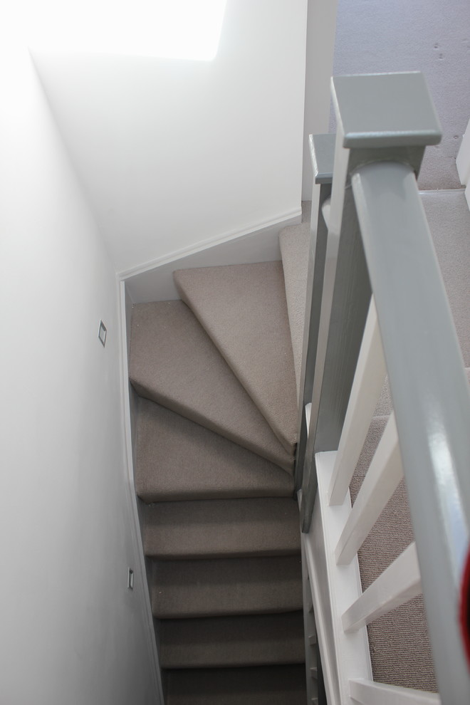 Mittelgroßes Modernes Treppengeländer Holz in L-Form mit Teppich-Treppenstufen und Teppich-Setzstufen in London