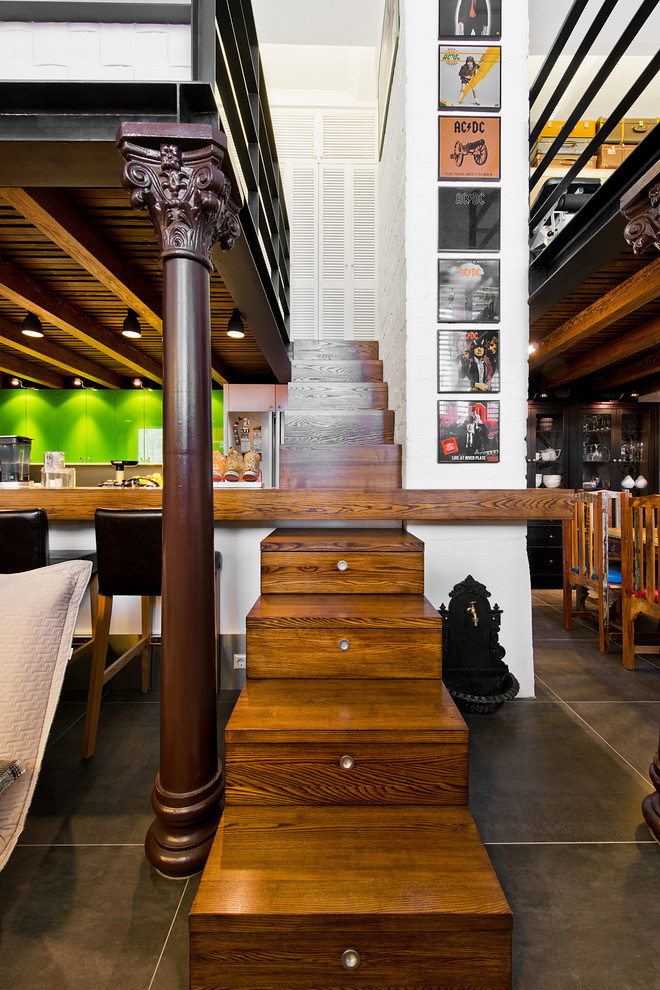 Imagen de escalera recta bohemia con escalones de madera y contrahuellas de madera
