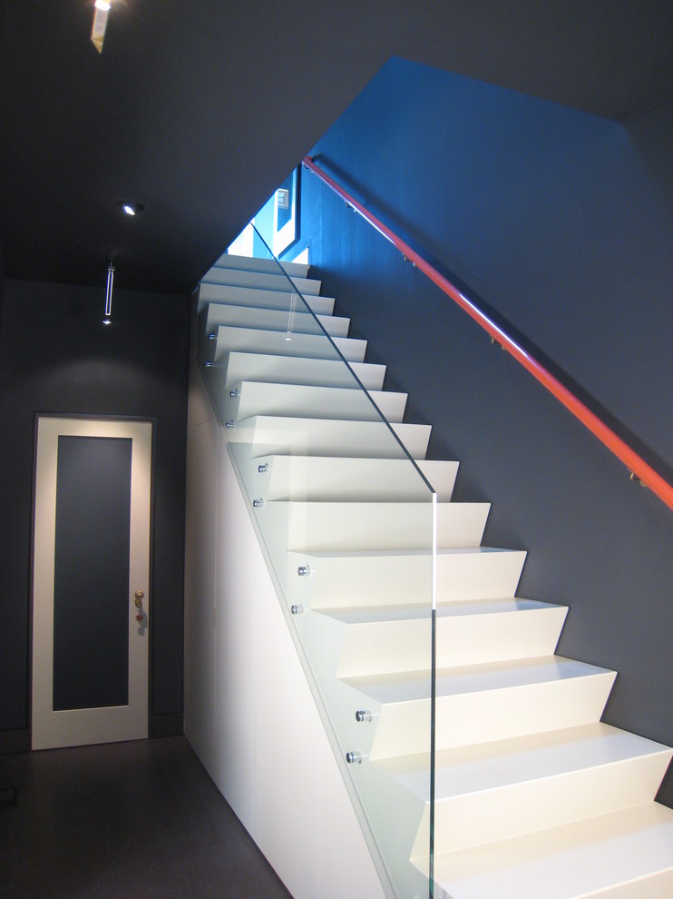На фото: прямая лестница в стиле модернизм с крашенными деревянными ступенями и крашенными деревянными подступенками