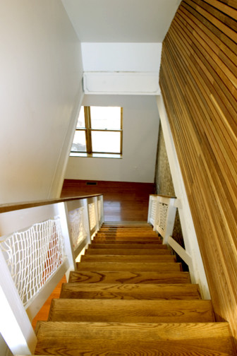 Imagen de escalera recta minimalista de tamaño medio con escalones de madera