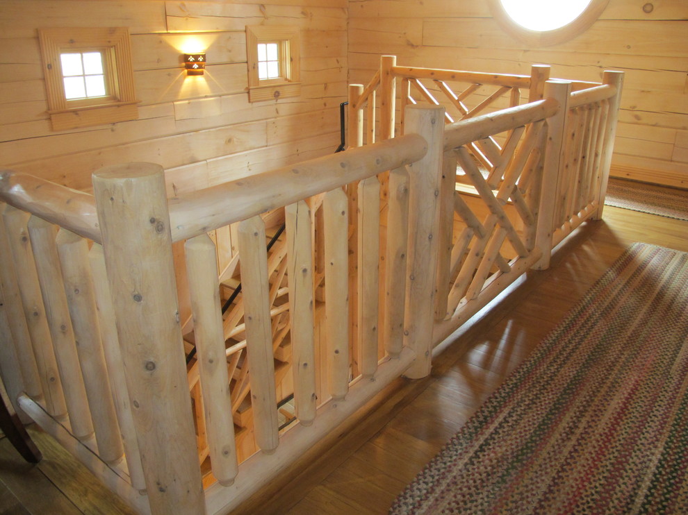 Foto de escalera curva rural grande con escalones de madera y contrahuellas de madera