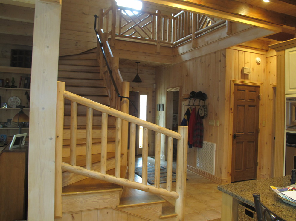 Diseño de escalera curva rural grande con escalones de madera y contrahuellas de madera