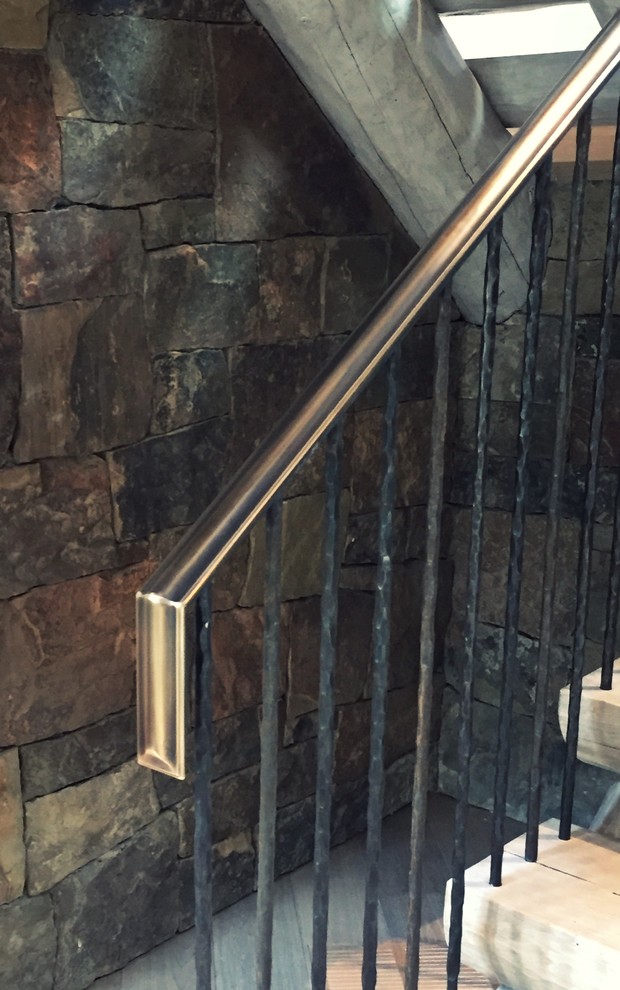 Стильный дизайн: огромная прямая лестница в стиле рустика с деревянными ступенями без подступенок - последний тренд