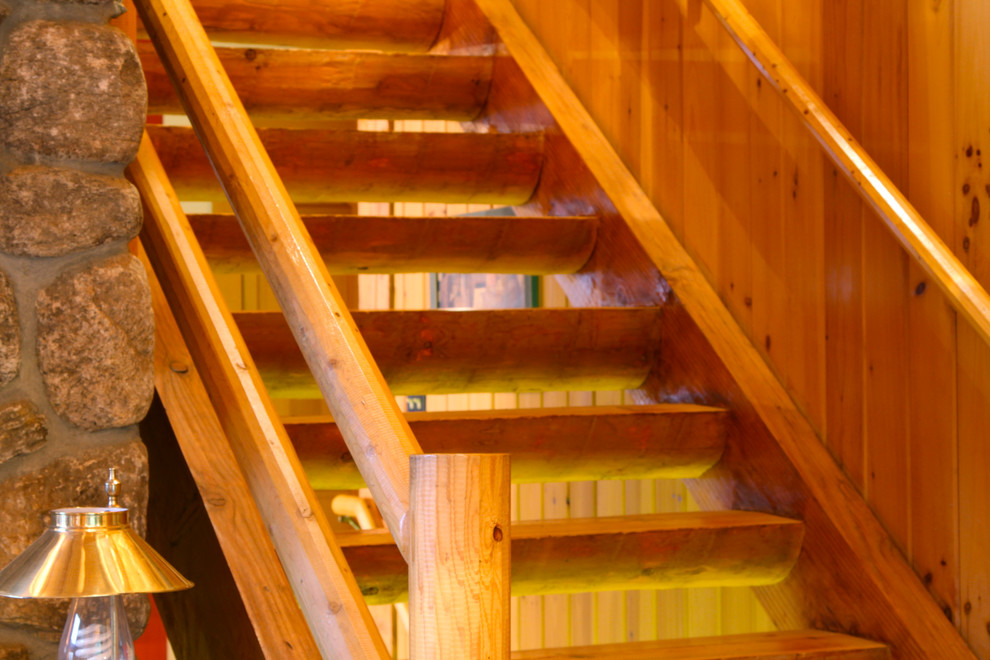 Imagen de escalera recta rural de tamaño medio con escalones de madera y contrahuellas de madera