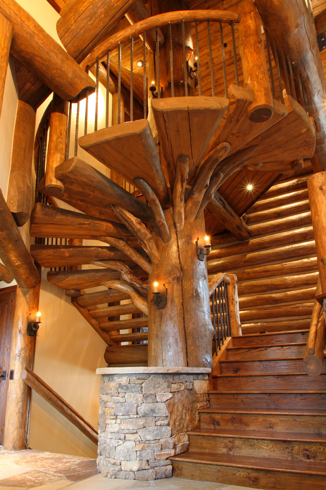 Пример оригинального дизайна: большая изогнутая лестница в стиле кантри с деревянными ступенями без подступенок