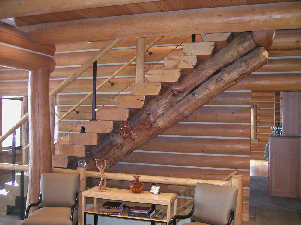Foto på en stor rustik rak trappa i trä, med sättsteg i trä