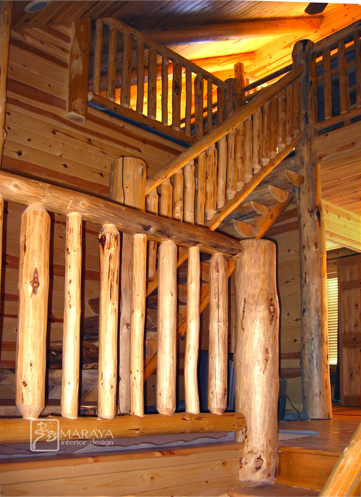 На фото: п-образная лестница среднего размера в стиле рустика с деревянными ступенями без подступенок с