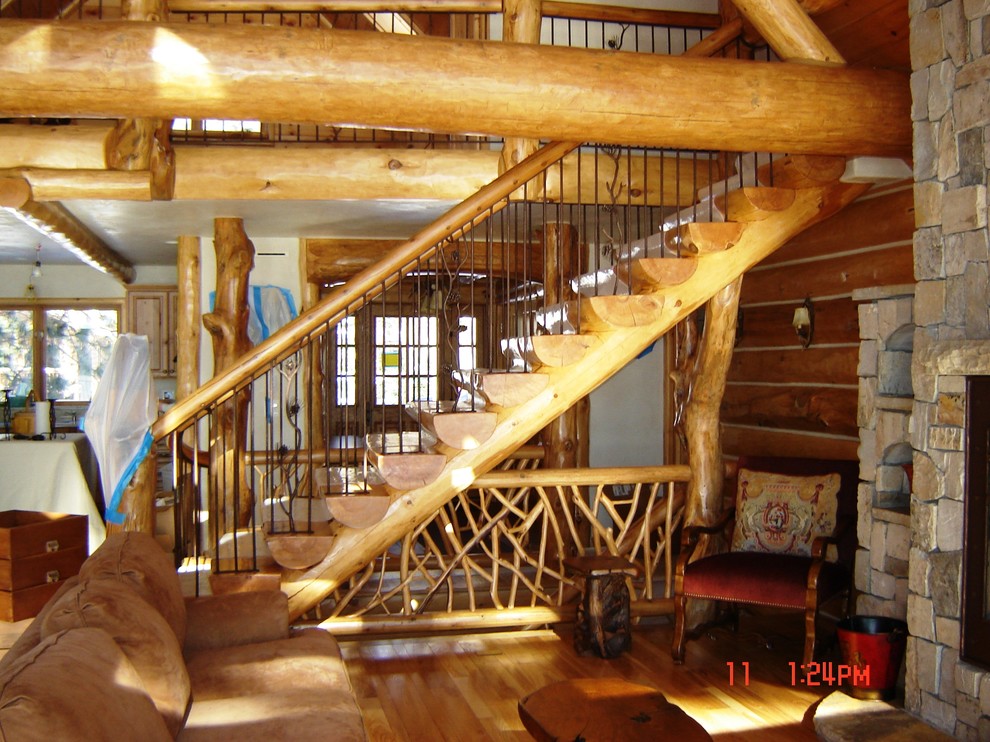 Esempio di una grande scala a rampa dritta rustica con pedata in legno, alzata in legno e parapetto in materiali misti