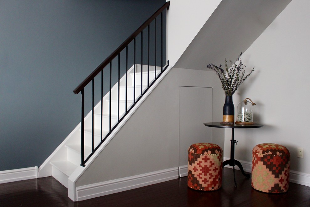 Inspiration pour un escalier peint design en L de taille moyenne avec des marches en bois peint.