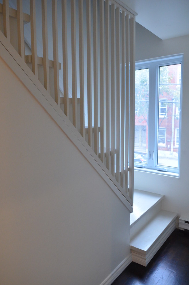 Kleine Moderne Treppe in Montreal