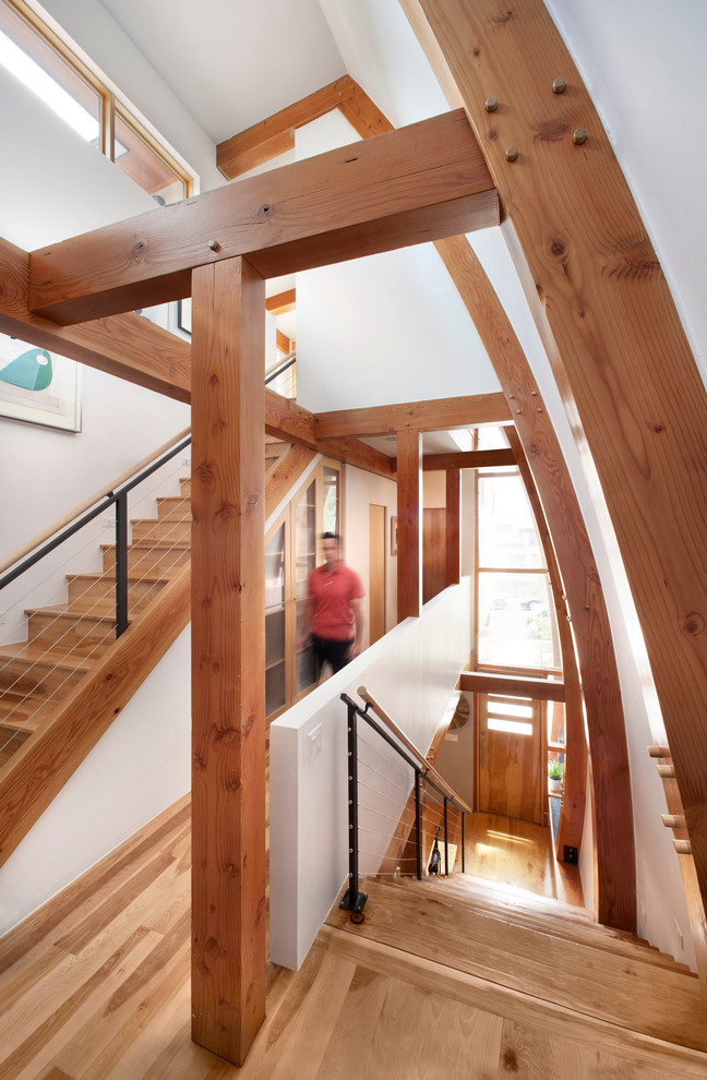 Exemple d'un escalier tendance avec des marches en bois, des contremarches en bois et palier.