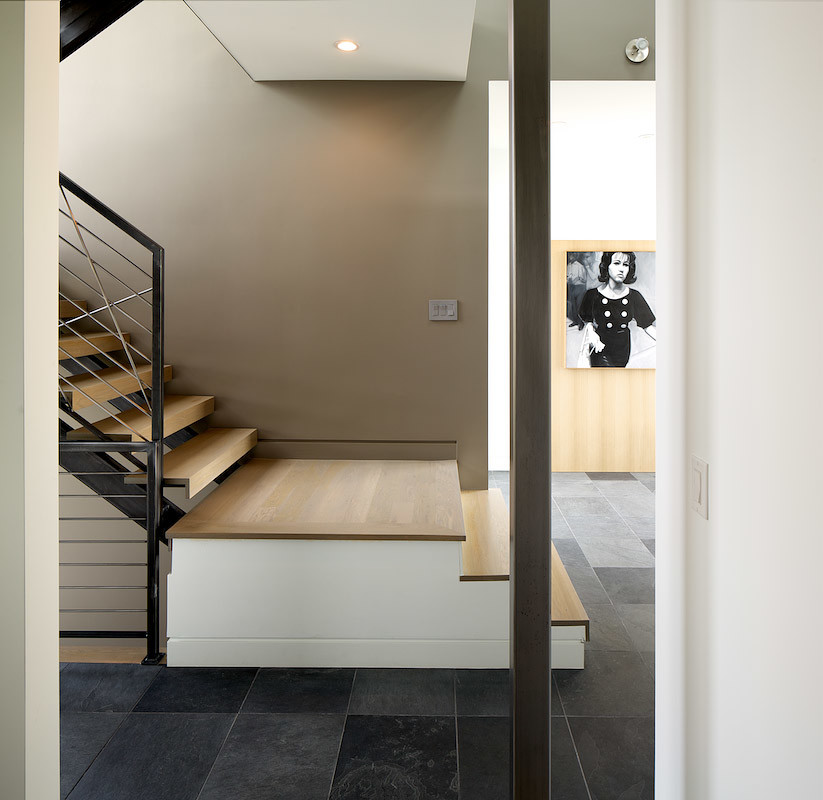 Aménagement d'un escalier sans contremarche moderne en U de taille moyenne avec des marches en bois.
