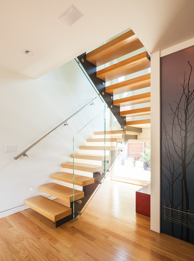 Foto de escalera en U contemporánea sin contrahuella con escalones de madera