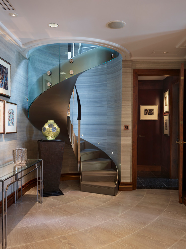 Пример оригинального дизайна: огромная винтовая металлическая лестница в стиле неоклассика (современная классика) с металлическими ступенями и металлическими перилами
