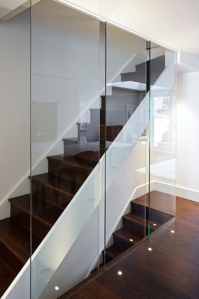 Свежая идея для дизайна: прямая лестница в современном стиле с деревянными ступенями - отличное фото интерьера