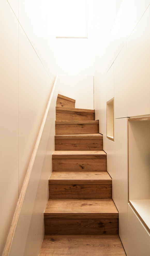 Idée de décoration pour un petit escalier nordique en L avec des marches en bois et des contremarches en bois.