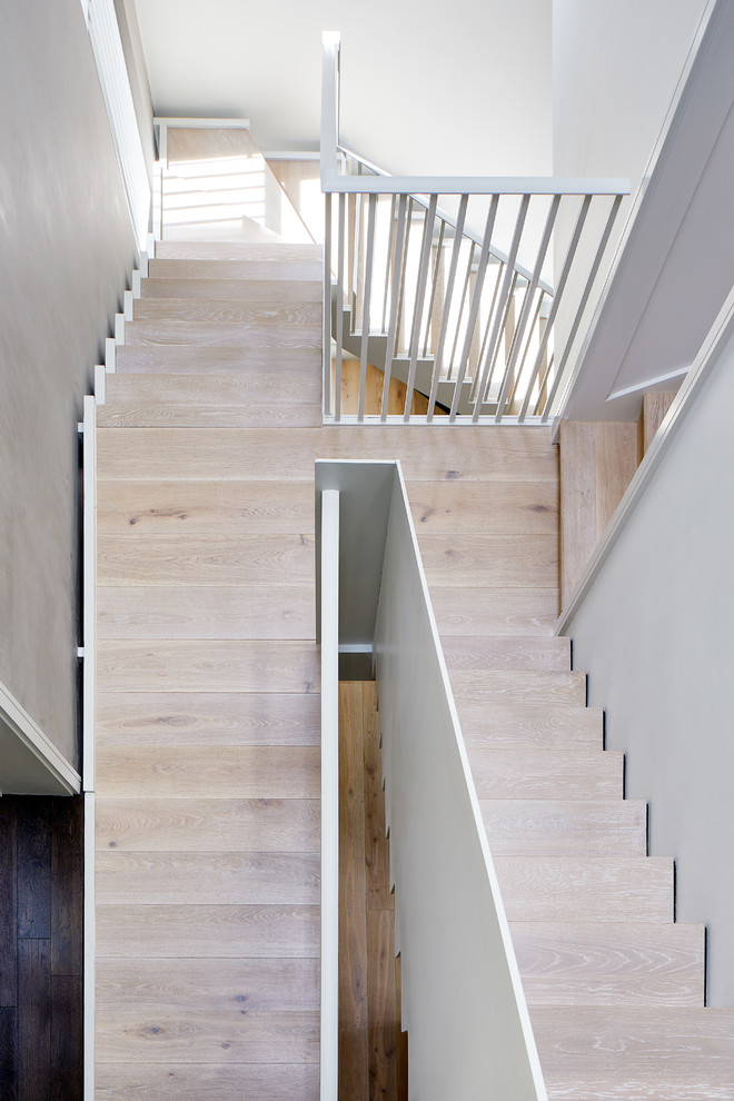 Пример оригинального дизайна: большая лестница в стиле модернизм