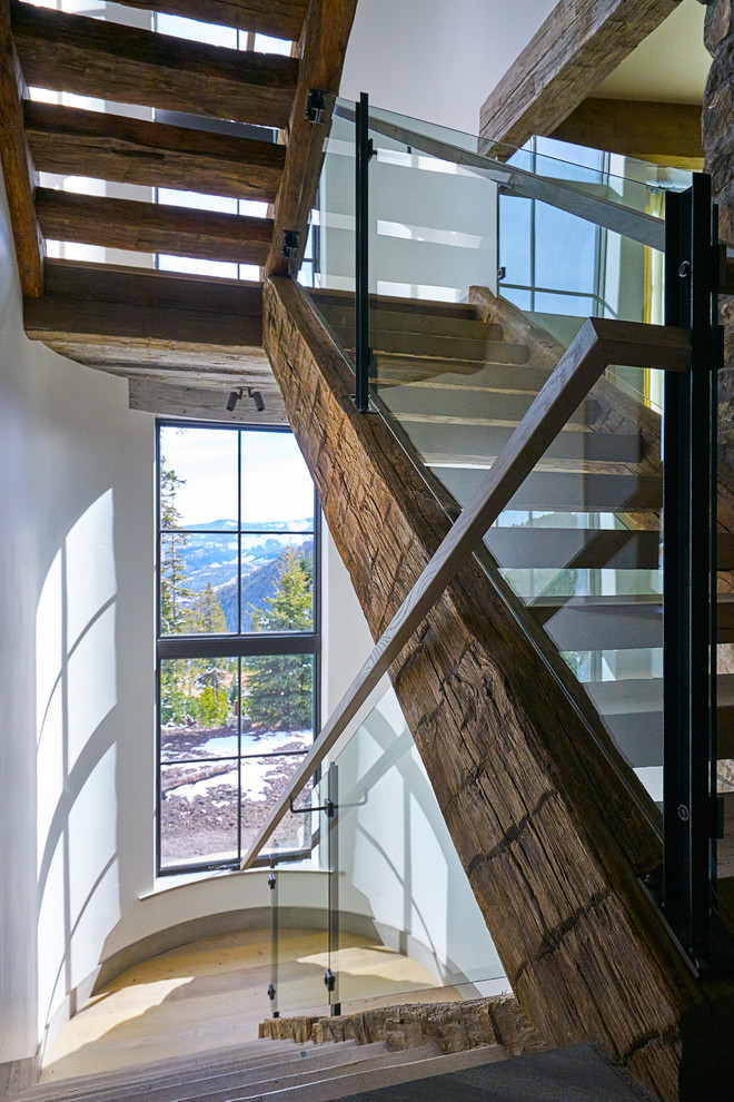 Ejemplo de escalera en U rústica grande con escalones de madera y contrahuellas de madera