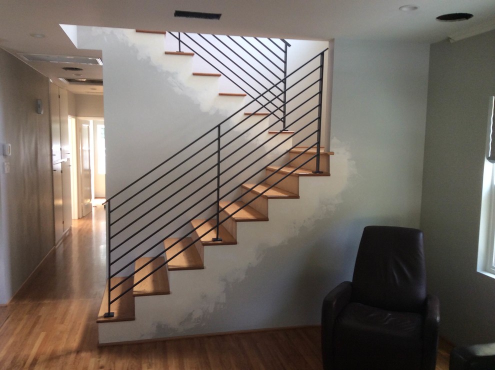 Imagen de escalera contemporánea con escalones de madera