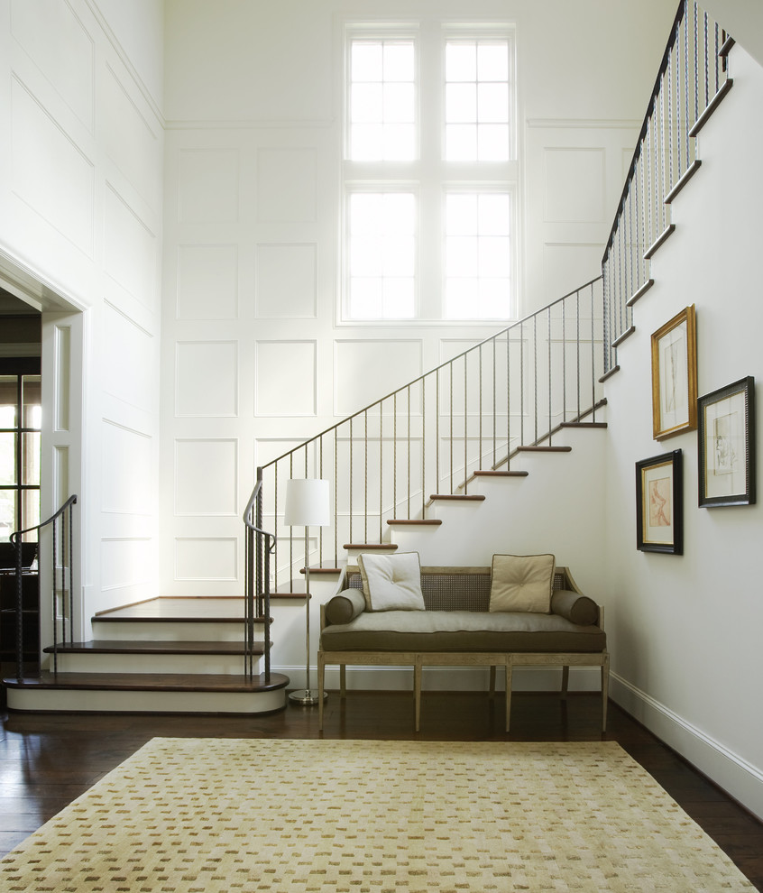 Foto de escalera clásica con escalones de madera