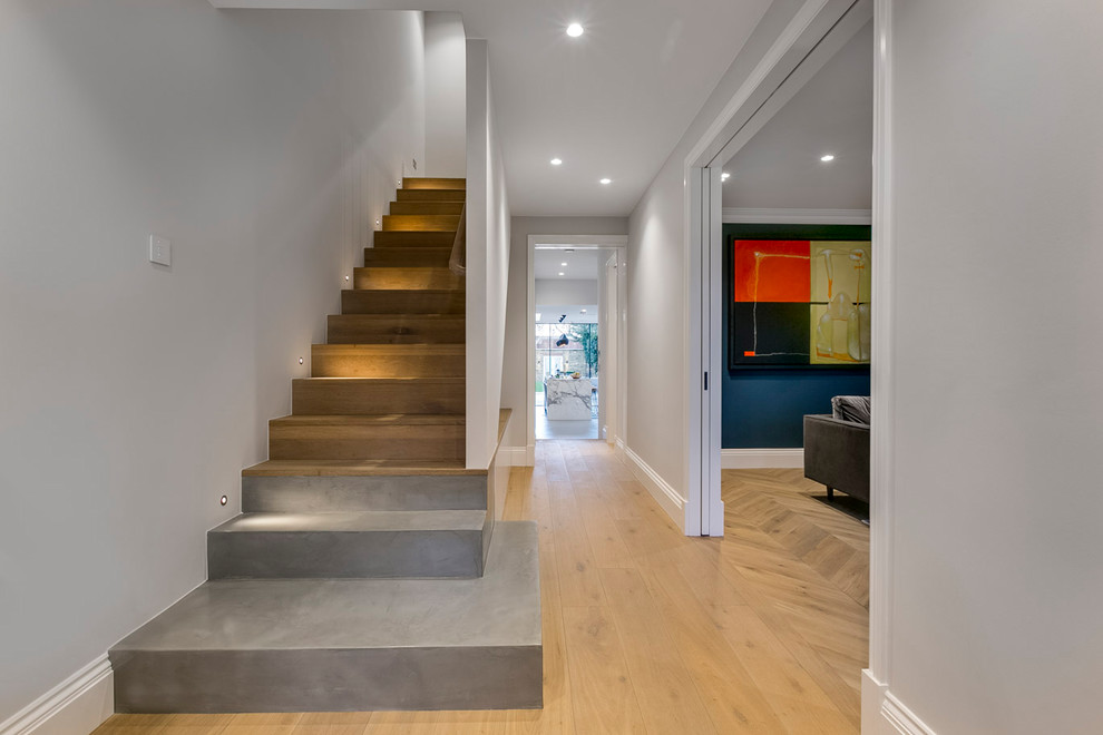Свежая идея для дизайна: прямая бетонная лестница в современном стиле с бетонными ступенями - отличное фото интерьера