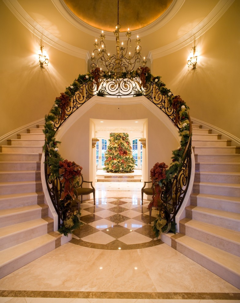 Idée de décoration pour un grand escalier courbe tradition en béton avec des contremarches en béton.