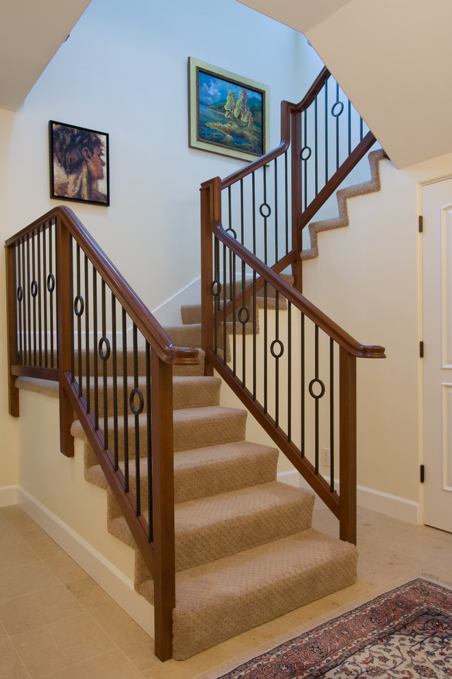 Свежая идея для дизайна: угловая лестница в стиле неоклассика (современная классика) с ступенями с ковровым покрытием и ковровыми подступенками - отличное фото интерьера