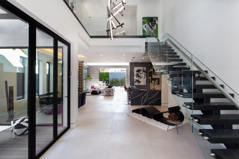 Gerade, Geräumige Moderne Holztreppe mit offenen Setzstufen und Mix-Geländer in Los Angeles