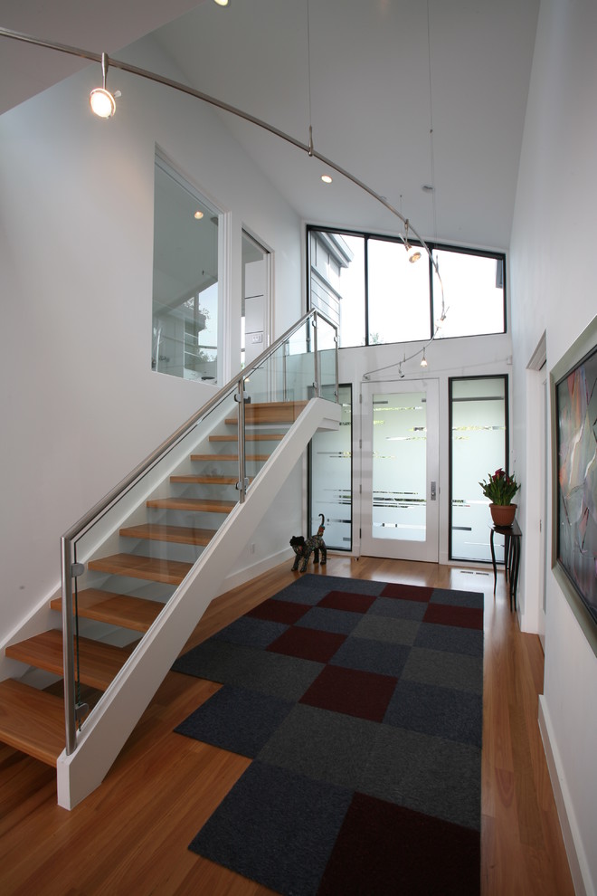 Идея дизайна: лестница в современном стиле с стеклянными перилами