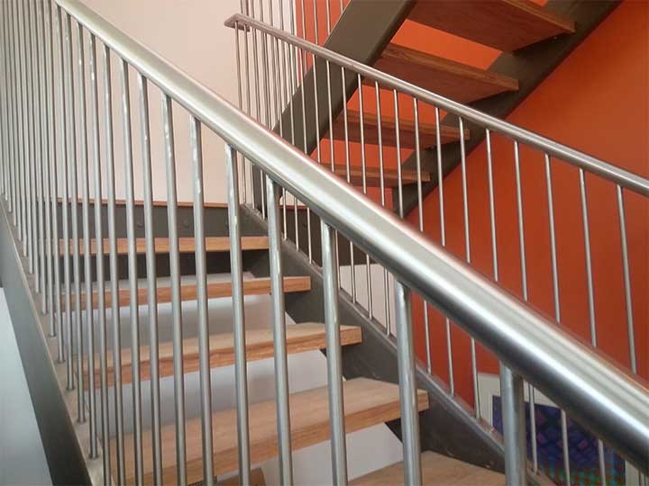Inspiration pour un escalier sans contremarche droit minimaliste de taille moyenne avec des marches en bois.