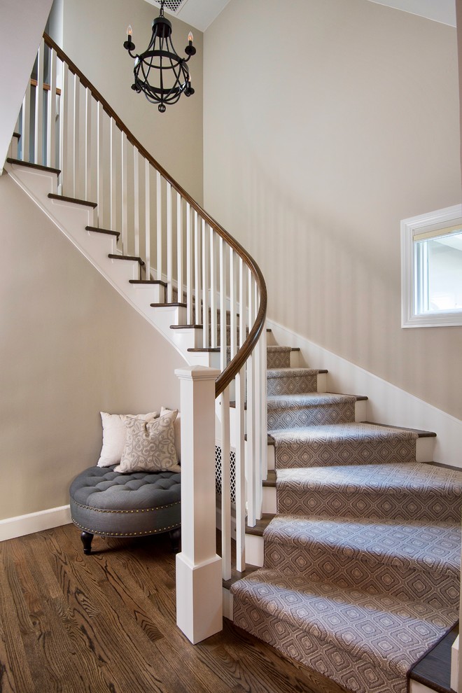 Пример оригинального дизайна: лестница среднего размера в стиле неоклассика (современная классика) с ступенями с ковровым покрытием, ковровыми подступенками и деревянными перилами