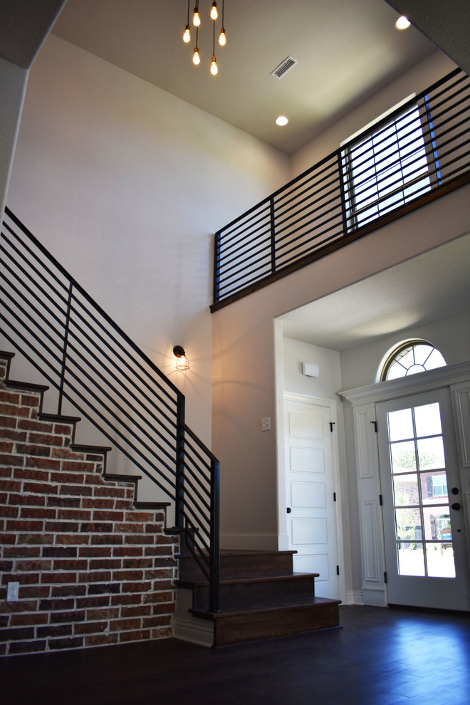 Cette image montre un escalier urbain en L de taille moyenne avec des marches en bois, des contremarches en bois et un garde-corps en métal.