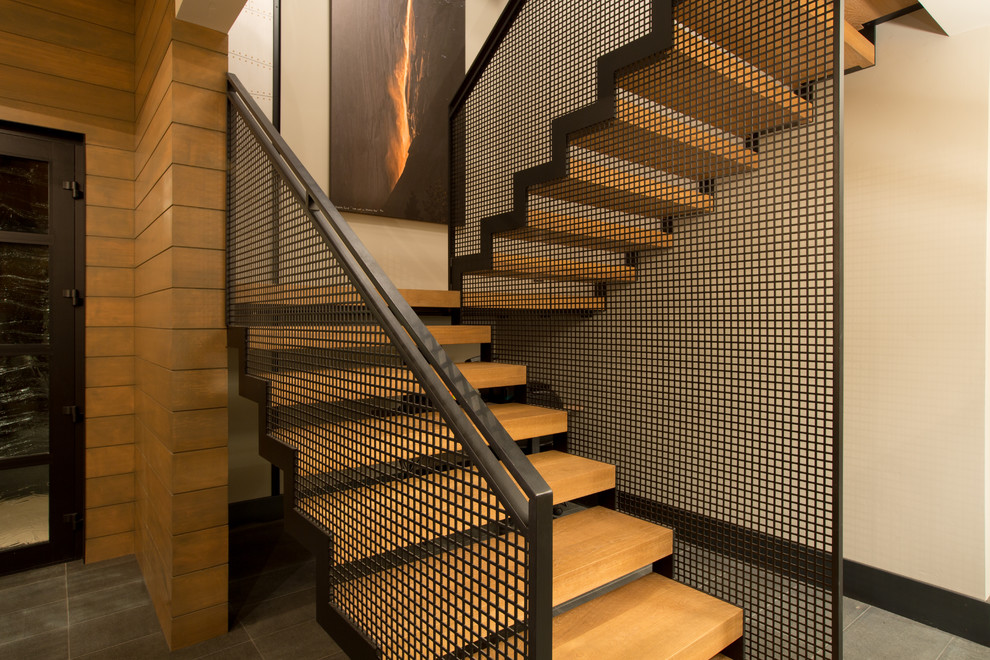 Idée de décoration pour un escalier chalet.