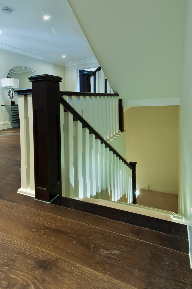 Idée de décoration pour un escalier peint design en L de taille moyenne avec des marches en bois peint.