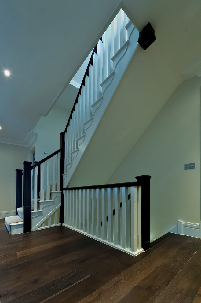 Mittelgroße Moderne Treppe in L-Form mit gebeizten Holz-Treppenstufen und gebeizten Holz-Setzstufen in Cambridgeshire
