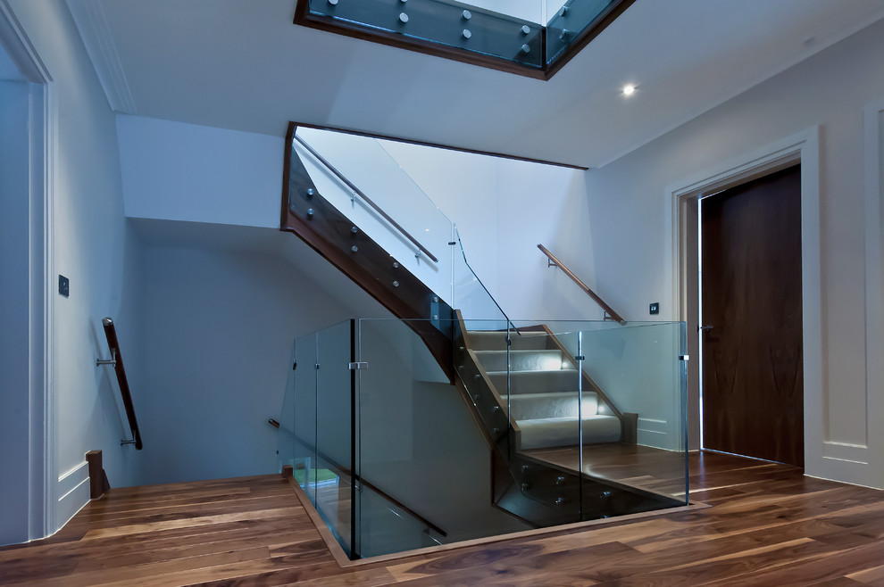 Idée de décoration pour un très grand escalier flottant minimaliste.