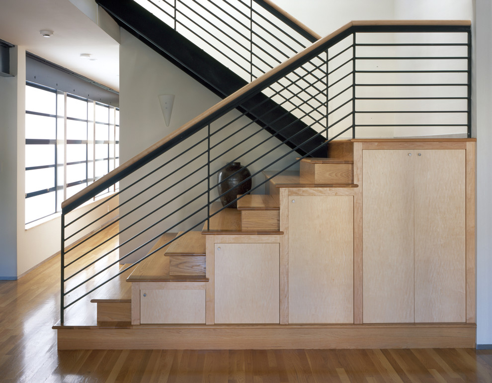 Modelo de escalera en U minimalista con escalones de madera, contrahuellas de madera y barandilla de varios materiales