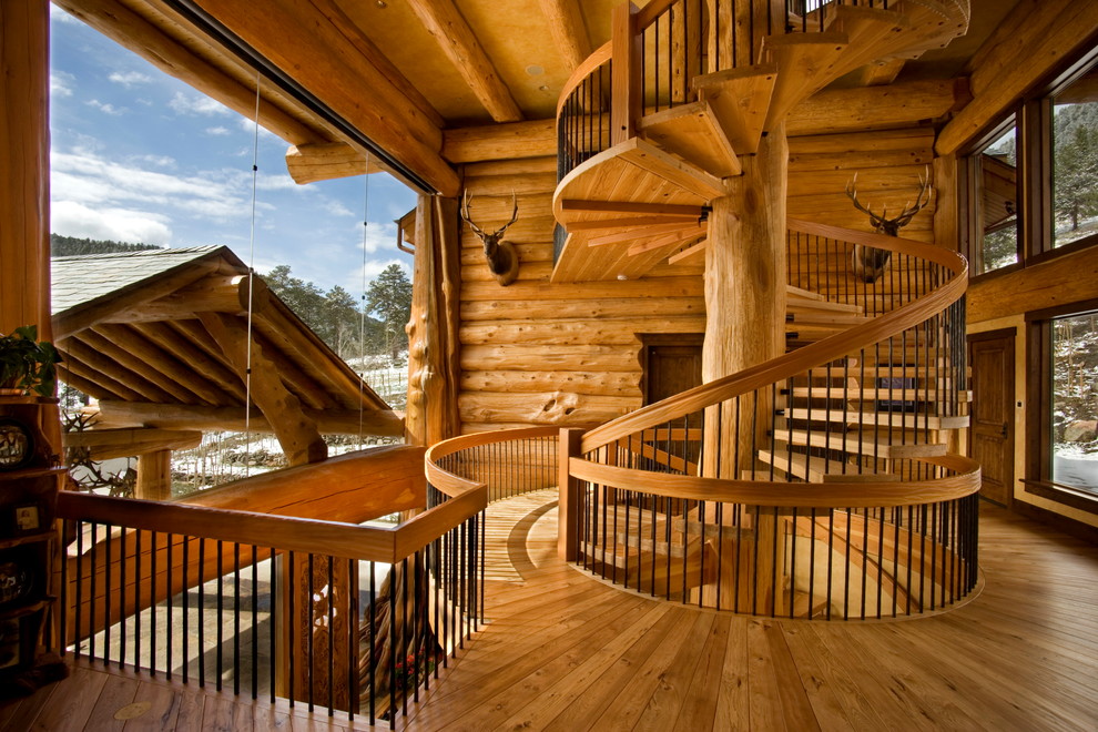 Пример оригинального дизайна: винтовая лестница в стиле рустика с деревянными ступенями без подступенок