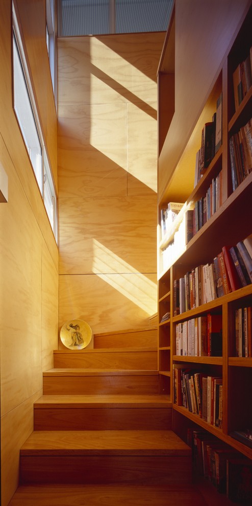 Idées déco pour un escalier contemporain en L de taille moyenne avec des marches en bois et des contremarches en bois.