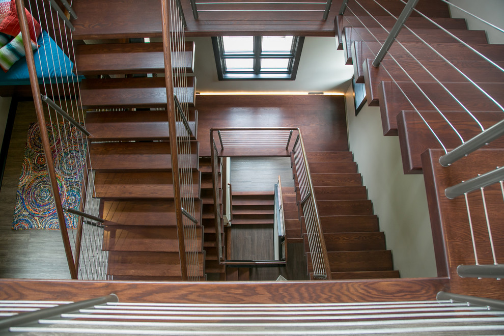 ミルウォーキーにあるラグジュアリーな巨大なモダンスタイルのおしゃれな階段 (ワイヤーの手すり) の写真