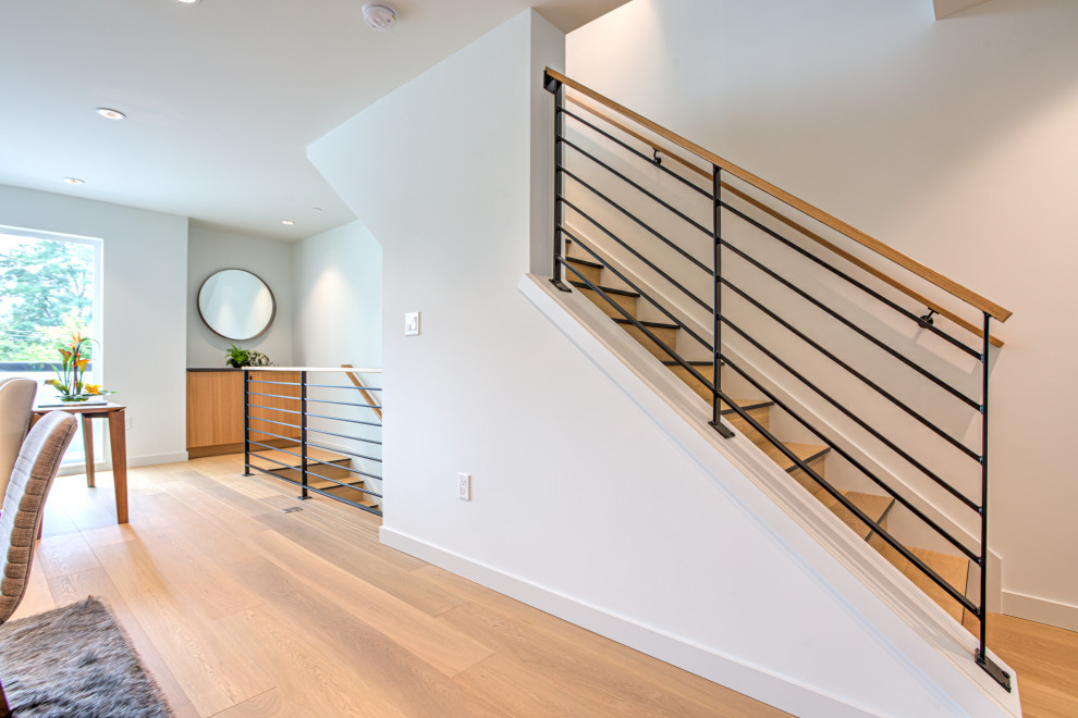 Cette image montre un escalier droit minimaliste avec des marches en bois, des contremarches en bois et un garde-corps en bois.
